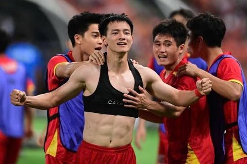 Áo lạ luôn xuất hiện ở những chiến thắng quan trọng của Việt Nam