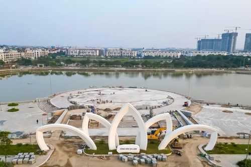 Cổng hoa sen 5 cánh - điểm nhấn độc đáo của công viên Gia Lâm gần 300 tỷ đồng