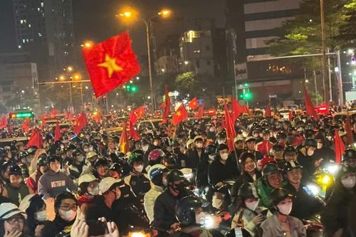 Người dân Thủ đô ra đường đi bão sau chiến thắng của U22 Việt Nam