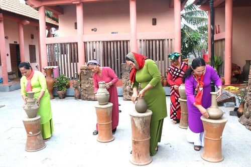 Khánh Hòa: Tiếp sức di sản, trao 60 chứng chỉ nghề gốm Chăm cho thế hệ kế cận
