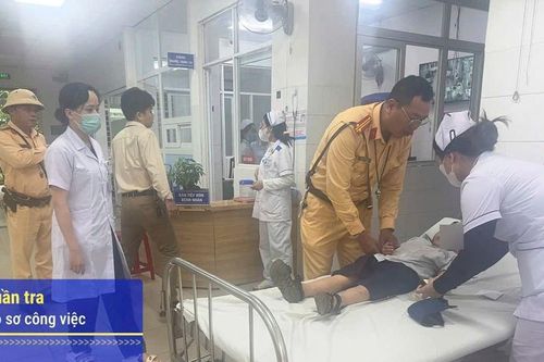 CSGT Đà Nẵng dùng xe đặc chủng đưa cháu bé bị rắn cắn đi cấp cứu kịp thời