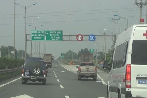 Sớm phân làn trên cao tốc Nội Bài-Lào Cai để bảo đảm an toàn, giảm ùn tắc
