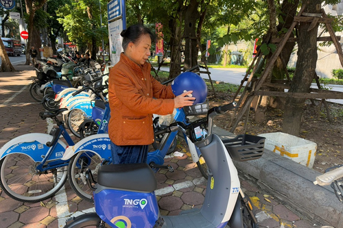 Người dân Thủ đô trải nghiệm xe đạp điện công cộng