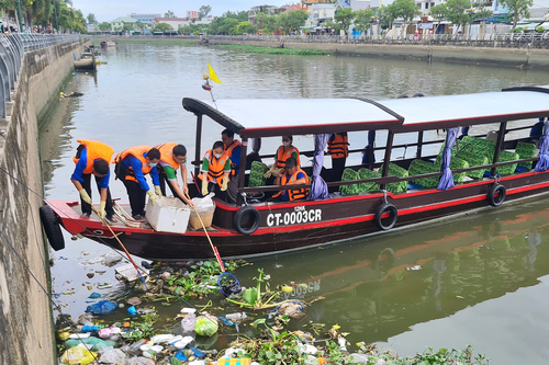 Chung tay làm sạch sông rạch Cần Thơ: Từ hành động cộng đồng đến giải pháp bền vững
