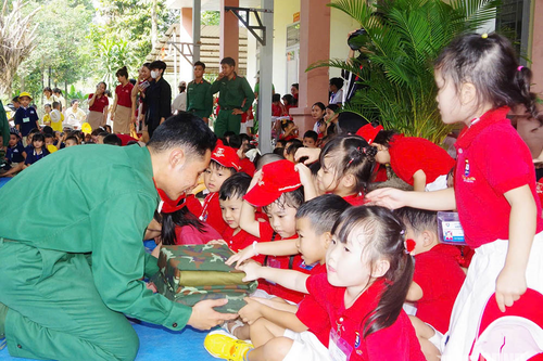 Lan tỏa chương trình 'Em yêu chú bộ đội'