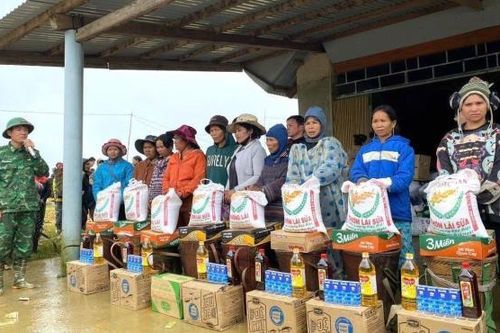Hơn 1.000 suất quà trao tặng bà con biên giới Việt - Lào