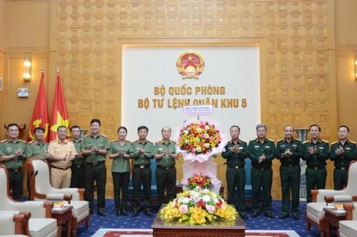 Thiếu tướng Nguyễn Hữu Hợp, Giám đốc Công an thành phố thăm, chúc mừng Bộ tư lệnh Quân khu 5