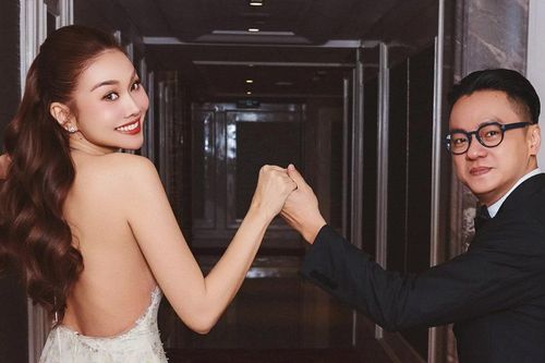 Đeo trang sức hàng tỷ đồng, Thanh Hằng được ông xã Trần Nhật Minh 'hộ tống' đi nhận giải thưởng