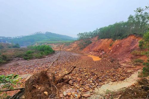 Lo sạt lở đất đồi hạ du khu vực Dốc Miếu