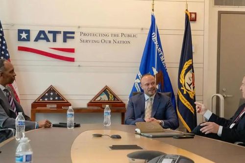 Phó Giám đốc FBI sớm từ chức