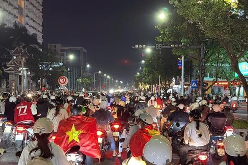 Xuống đường ăn mừng chiến thắng của U22 Việt Nam