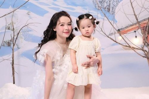 Hot girl Sam khoe nhan sắc 'mẹ bỉm' gây chú ý