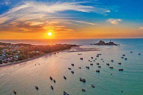 Mũi Né hấp dẫn du khách bởi biển xanh, cát vàng và văn hóa bản địa