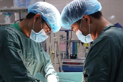 Phẫu thuật thành công cho bệnh nhi 14 tuổi mắc ung thư buồng trứng hiếm gặp