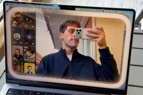 Lên macOS Tahoe 26.2, MacBook tự 'bật đèn' khi gọi video