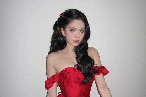 Ngọc Trinh trở lại đường đua Noel với phong cách gợi cảm đầy cuốn hút