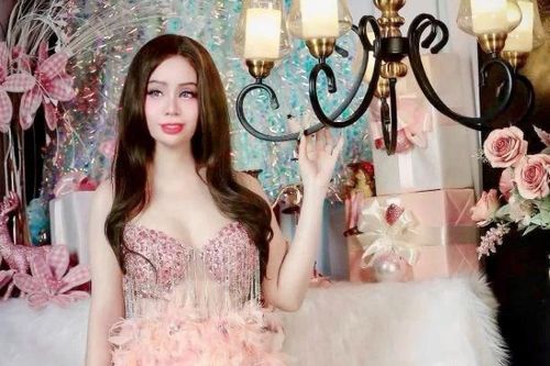 Hoa hậu sắc đẹp hoàn vũ Thanh Hằng 'hóa' cô dâu kẹo ngọt giữa mùa Giáng sinh