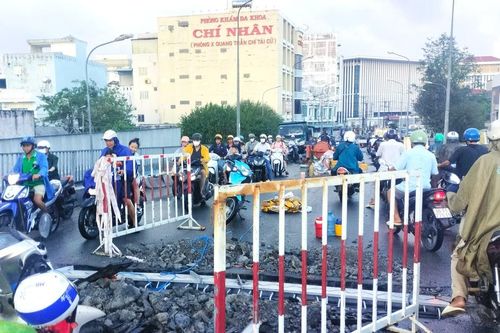 Người dân Cà Mau gặp khó khi qua cầu Huỳnh Thúc Kháng