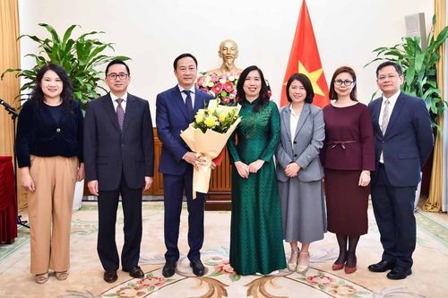 Thứ trưởng Ngoại giao Lê Thị Thu Hằng trao Quyết định tiếp nhận, điều động cán bộ