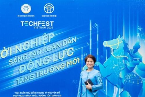 Dấu ấn tự hào - Ceo Công ty CP Sao Thái Dương Nguyễn Thị Hương Liên vinh dự nhận giải thưởng Doanh nhân khoa học & Công nghệ tiêu biểu tại Techfest 2025