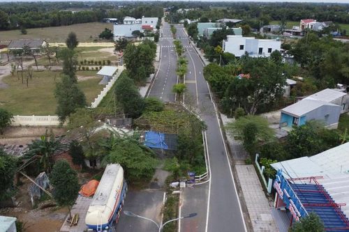 Kỳ lạ tuyến đường hàng chục tỷ đồng có ngôi nhà án ngữ giữa đường