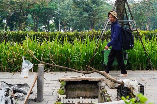 Nguy hiểm từ các hố ga mất nắp trên vỉa hè đường Phạm Văn Đồng
