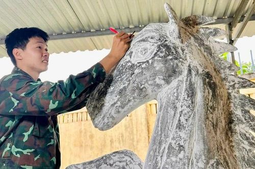 Lính trẻ đắp linh vật Ngựa đón Tết Nguyên đán