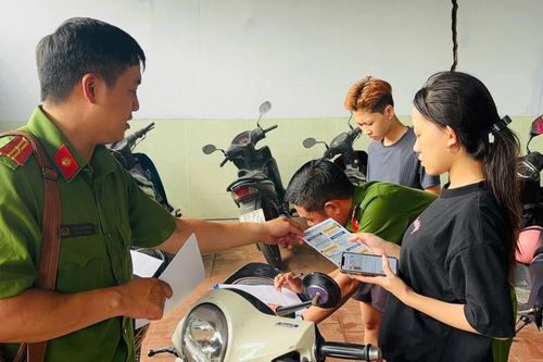 Công an ở TPHCM vào tận nhà trọ tuyên truyền, test ma túy tại chỗ