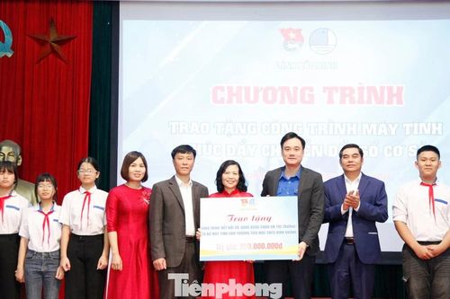 Trao máy tính về thôn, làng: Tuổi trẻ Bắc Ninh mở 'cánh cửa số' từ cơ sở