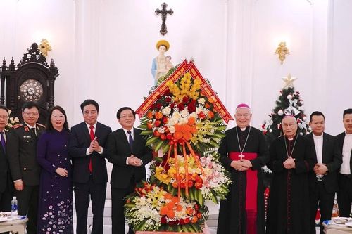 Phó Thủ tướng Hồ Quốc Dũng chúc mừng Giáng sinh tại Tổng Giáo phận Huế