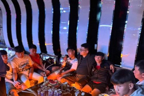 Nam sinh lớp 12 cùng nhóm bạn mua ma túy mang vào quán bar 'bay lắc'