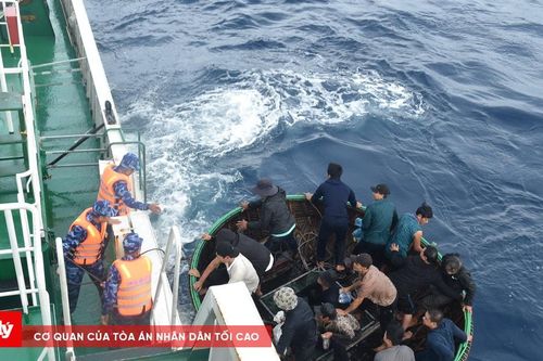 Tàu Cảnh sát biển tiếp nhận thuyền viên bị chìm tại Trường Sa