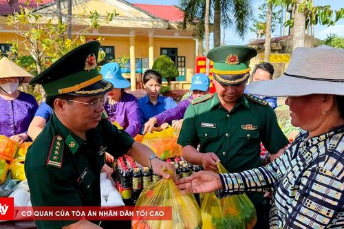 Mô hình 'phiên chợ đặc biệt' trao tặng 100 phần quà cho người nghèo