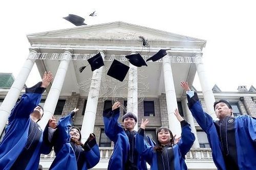 Các trường đại học tư dự định đưa đơn kiện, phản đối trần học phí