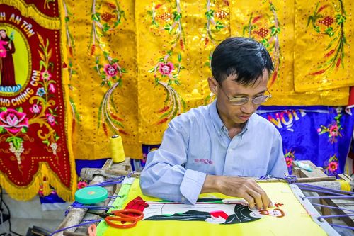 Noel cận kề, làng may lễ phục Công giáo ở Ninh Bình tăng tốc ngày đêm
