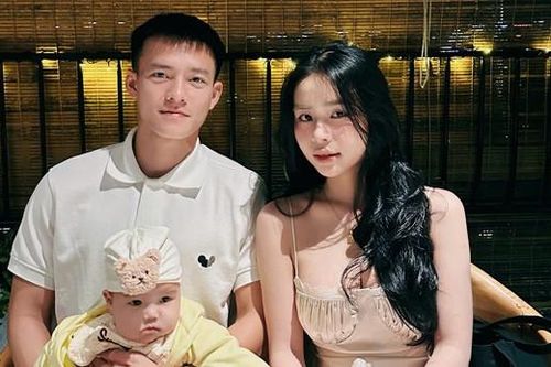 2 năm yêu xa hơn 1.700km, tiền đạo U22 Việt Nam cưới được vợ xinh