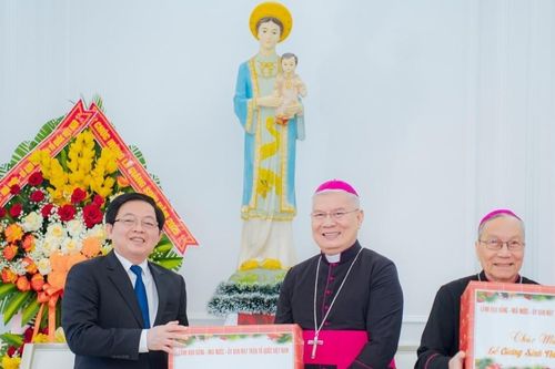 Phó Thủ tướng Hồ Quốc Dũng thăm, chúc mừng Giáng sinh Tổng Giáo phận Huế