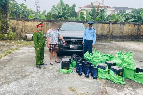 Kiểm tra xe bán tải, phát hiện 80 bình nghi 'khí cười' không rõ nguồn gốc