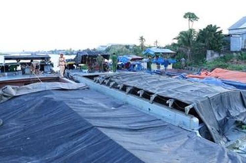 Bắt giữ 7 ghe vận chuyển khoáng sản không rõ nguồn gốc