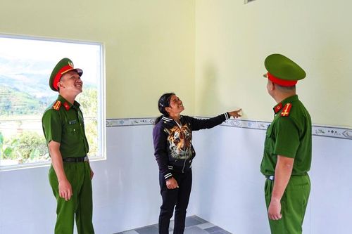 Người dân phấn khởi đón nhận nhà mới trong 'Chiến dịch Quang Trung