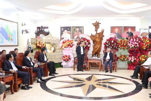 Lãnh đạo xã Đông Lộc và phường Cửa Lò chúc mừng Tòa Giám mục Giáo phận Vinh nhân dịp Giáng sinh