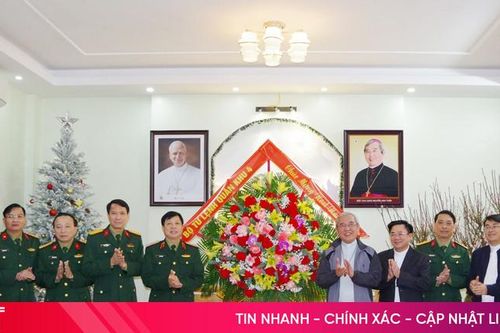 Bộ Tư lệnh Quân khu 4 chúc mừng Tòa Giám mục Giáo phận Hà Tĩnh