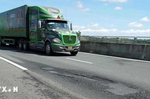 Sửa chữa mặt đường xuất hiện hằn lún, hư hỏng cao tốc Đà Nẵng-Quảng Ngãi
