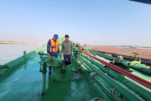 Cảnh sát biển tạm giữ tàu chở 15.000 kg dầu FO không rõ nguồn gốc