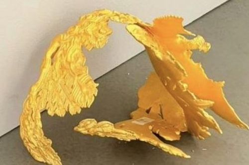 Bé trai vô tình làm hỏng chiếc vương miện trị giá 8,4 tỷ đồng