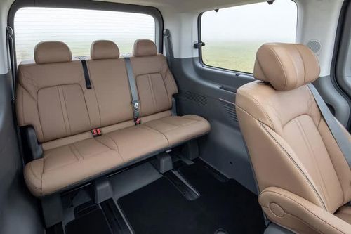 Hyundai ra mắt 'chuyên cơ mặt đất' động cơ hybrid, giá gần 600 triệu đồng