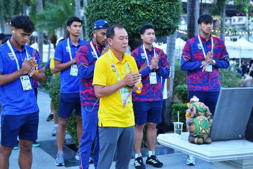 Thái Lan làm lễ cầu may mắn trước khi đấu U22 Việt Nam