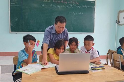 Người thầy bền bỉ 'cõng' máy tính, đưa ánh sáng 'thế giới số' tới học sinh Pa Kô, Vân Kiều