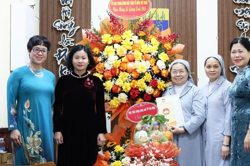 Phó Chủ tịch UBTƯ MTTQ Việt Nam Nguyễn Thị Tuyến chúc mừng Giáng sinh tại Dòng Thánh Phaolô