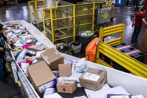 Mỹ thu được 1 tỷ USD thuế quan nhờ chấm dứt miễn trừ 'de minimis'